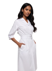 Tunique médicale professionnelle pour femme d'Asie du Sud, en blanc moderne, avec col mandarin et boutons sur le devant, debout - Product Image 4