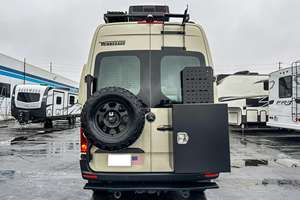 Autocaravana de Lujo Clase B Usada 2023, Techo Alto, 4X4, para Turismo, con Interior Premium y Diseño Compacto - Product Image 4