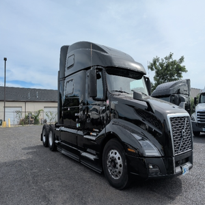 Prêt à être expédié – Tracteur-cabine Volvo VNL64860 d'occasion 2023-2026 avec garantie de 3 ans, composants en plastique, origine USA - Product Image 1