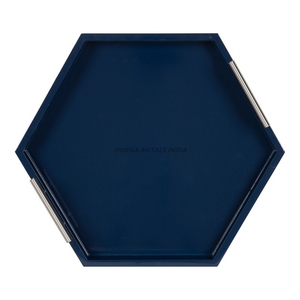Bandeja hexagonal azul marino con asas elegantes y diseño contemporáneo, ideal para servir bebidas y aperitivos con estilo - Product Image 1