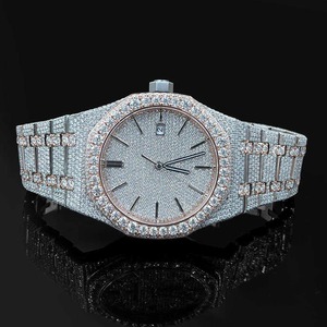 Fabriquée en acier inoxydable, cette montre en diamants de moissanite présente une clarté VVS, ajoutant une touche de luxe et rehaussant votre style. - Product Image 6