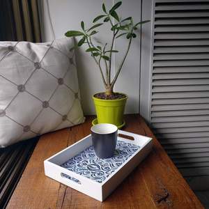 Bandeja de madera MDF hecha a mano y pintada a mano con asas de acrílico y plástico para el hogar cocina regalo decorativo por HF CRAFTS - Product Image 1