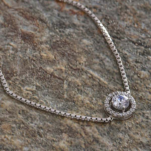 Pulsera Solitaria Redonda de Plata de Ley 925 CLARA con Circonita Suiza, Regalo para Mujeres y Niñas - Product Image 3