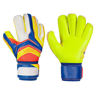 Guantes de portero impermeables de seis dedos de cuero personalizados para entrenamiento al aire libre y práctica deportiva con correa de muñeca ajustable - Product Image 3