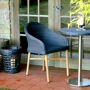 Silla de comedor de jardín moderna Dora de madera de teca maciza y ratán tejido sintético con acabado de carbón. - Product Image 1