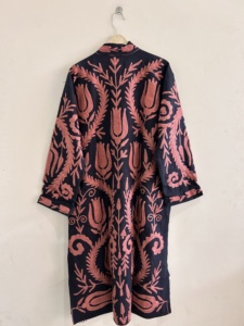 Veste kimono en coton brodé Suzani faite à la main de couleur noire, unisexe, longue - Product Image 3