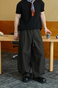 Nouveau pantalon en nylon froissé 2026 avec ceinture élastique, ceinture réglable, fermeture éclair et bouton, poches, jambe large, couleur noire - Product Image 5