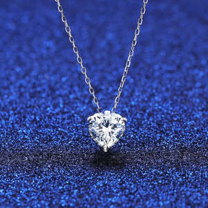 Collier pendentif en moissanite argentée 1 carat Cœur de Radiance - Product Image 4