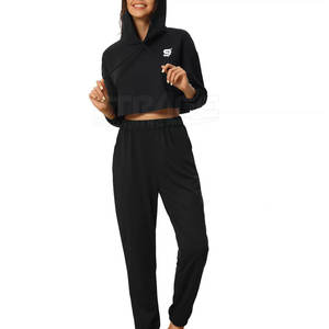 Conjunto de Top Corto y Pantalones Deportivos a Juego con Cintura Elástica y Sensación Acogedora, Hecho en Pakistán - Product Image 1