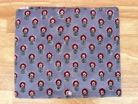 Tissu en coton pur gris de qualité supérieure avec motifs floraux rouges imprimés à la main et feuilles vert foncé, motif continu