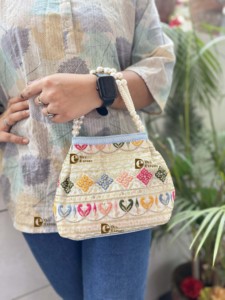 Elegante bolso de fiesta ligero para mujer con decoración de perlas y borlas Tipo de cierre abierto - Product Image 2