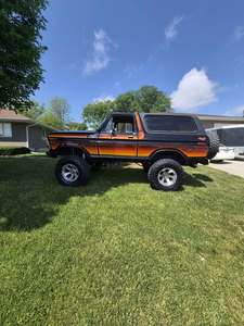 ฟอร์ด บรองโก้ SUV ปี 1979 รุ่น 2 ประตู ขับเคลื่อน 4 ล้อ เกียร์ธรรมดา พวงมาลัยซ้าย ล้อแม็กซ์อลูมิเนียม R17 เบาะผ้าสีเข้ม เบนซิน มือสอง - Product Image 1