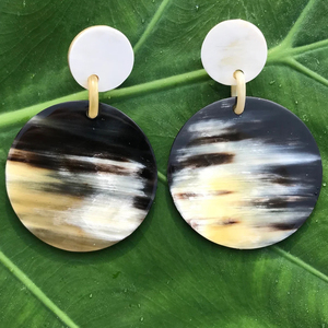 Pendientes Artesanales de Cuerno de Búfalo Antiguos, Diseño de Amor Blanco, Estilo Náutico, Joyería Animal, Materiales Naturales, Año Nuevo - Product Image 1