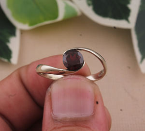 แหวนโกเมนเงินสเตอร์ลิง925หรูหราทันสมัยเครื่องประดับอัญมณีสีแดงทำด้วยมือแบบบิดเกลียวสำหรับผู้หญิง - Product Image 3