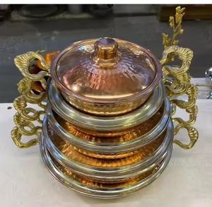 Maravilloso cuenco de latón para servir frutos secos con acabado dorado que añade un toque moderno y tradicional a la presentación de aperitivos. - Product Image 4