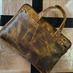 Sac de sport en cuir véritable à la mode 100% pour femme Chaînes de décoration Grande capacité Sac à main de voyage Fermeture éclair Accessoire pour robe - Product Image 2