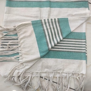 Serviette de plage turque en coton avec logo personnalisé Offre Spéciale Design coloré doux et confortable avec pompon pour la plage de sable - Product Image 3