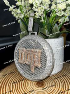 Colgante Redondo Personalizado de Plata de Ley 925 con Alfabeto y Diamantes Moissanite, para Collar Unisex - Product Image 2