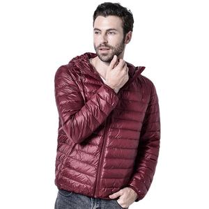 Vente en gros de vestes à capuche légères pour hommes avec logo personnalisé de haute qualité Manteaux matelassés en duvet de canard mélangé avec capuche pour hommes - Product Image 4