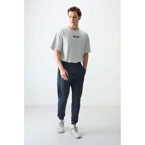 Pantalon de survêtement pour homme en tissu indigo texturé, coupe standard, brodé - 82126 - Indigo - Product Image 2