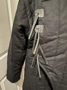 Abrigo Medieval Gambeson Chaqueta de Manga Completa Acolchada Gruesa para Cosplay y Recreaciones Disponible a Precio Mayorista para Exportación - Product Image 4