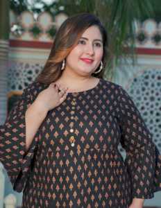 Kurti court en rayonne à imprimé floral noir grande taille pour femmes avec col rond et manches cloche, conçu dans un tissu doux et confortable - Product Image 3