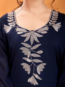 Conjunto de Salwar Kameez Azul Marino de Lujo con Bordado Zari Plateado, Kurta, Pantalón y Dupatta para Bodas y Fiestas Indias y Pakistaníes - Product Image 2