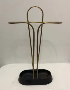 Support de rangement élégant pour parapluies en métal dans un cadre doré avec base enduite noire, parfait pour une décoration intérieure élégante. - Product Image 2