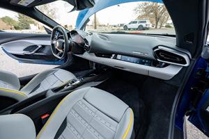 Ferrari 296 GTB 2024, supercar hybride, en excellent état, transaction honnête, dotée d'un moteur V6 biturbo de 3,0 L et d'un moteur électrique - Product Image 6