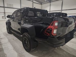 Toyota Hilux FACELIFTED 2025 GR Sport Todoterreno V4 GCC Volante a la Izquierda en EXCELENTE ESTADO - Product Image 6
