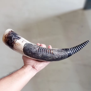 Tasse de corne à boire de sculpture Viking hautement polie de haute qualité pour la bière de vin artisanat de croissant fabriqué à la main en matériaux naturels - Product Image 1