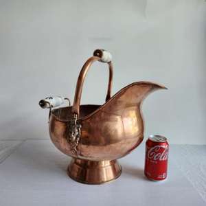 Cubo de carbón de cobre único y hecho a mano con acabado de pátina envejecida diseñado para mejorar la estética rústica de las chimeneas - Product Image 6