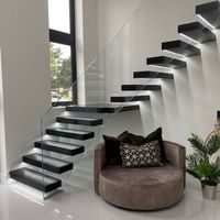 Escalier droit flottant Design Villa Stringer en acier invisible avec bande de roulement en bois Garde-corps en verre Escalier intérieur