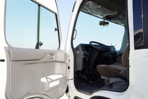 BUS TO-YOTA COASTER 2025 NEUF/OCCASION Turbo Diesel 4x4 Automatique Toit Ouvrant Sièges en Cuir Foncé 6 Places Euro VI Alliage d'Aluminium SUV LED - Product Image 3