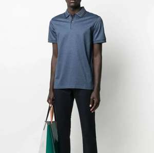 Polos personalizados para hombres a precios de fábrica baratos Tela de algodón de manga corta Ajuste cómodo Venta al por mayor a granel Disponible ahora - Product Image 2