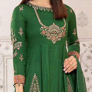 2025 @ Impresionante vestido indio/pakistaní Peplum, Lehenga y Dupatta para mujer con Dabka adornado, piedra, Resham, trabajo de perlas - Product Image 1