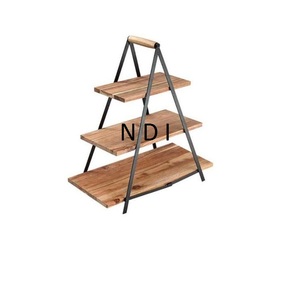 Support à gâteau élégant à trois étages en bois pour la présentation de gâteaux de mariage, idéal pour les hôtels et restaurants de luxe, comme centre de table. - Product Image 1