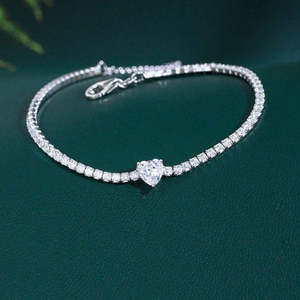 Pulsera de tenis de moda Hallmark de plata con forma de corazón, color blanco - Product Image 2