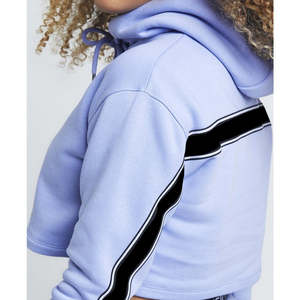 เสื้อฮู้ดครอปผู้หญิงลายโลโก้แบบกำหนดเอง สีพื้น แขนยาว ผ้าฝ้าย 100% ด้านหน้า - Product Image 2