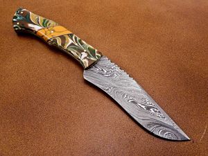 Cuchillo de caza de acero de Damasco hecho a mano personalizado mango de resina con hermosa Funda de cuero - Product Image 5