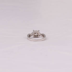 Bague de promesse et d'anniversaire pour femme Princess Twist Minimal en or blanc massif 14 carats avec diamant de laboratoire certifié IGI et sertissage pavé - Product Image 5