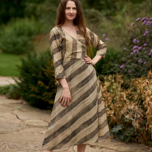 Robe portefeuille Gandaki imprimée à la main, style bohème, marron beige, décontractée, occasionnelle, rayée, pur coton, mode éthique - Product Image 1