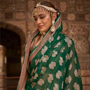 Sari de seda Georgette hermoso de diseñador de color verde con blusa de seda, Sari de desgaste de boda, Sari de desgaste de fiesta. - Product Image 1