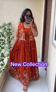 ชุดเดรส Anarkali ออกแบบตามสั่งพร้อมเสื้อคลุมผ้าไหมเครป สินค้าขายส่ง ชุดพื้นเมืองสุดหรูสำหรับผู้หญิง มีจำหน่ายแล้ว - Product Image 6