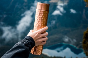 Bouteille d'eau élégante en cuivre pur, conçue pour l'hydratation quotidienne, les cadeaux d'entreprise, la promotion et l'hôtellerie - Product Image 2