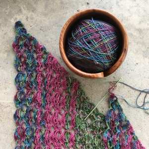 Cuenco de hilo de madera Sheesham, cortador de hilo de tejer de árbol, regalo de Navidad perfecto para tejedora - Product Image 5