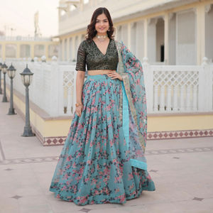 Lehenga Choli de Seda con Diseños Modernos y Detalles en Foil, Ropa Tradicional India para Bodas y Fiestas, Vestimenta India y Pakistaní - Product Image 1