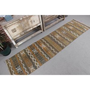 Tapis Kilim vintage, tapis turc de 1,8 x 7,1 pieds, tapis en laine à bordures brunes - Product Image 3