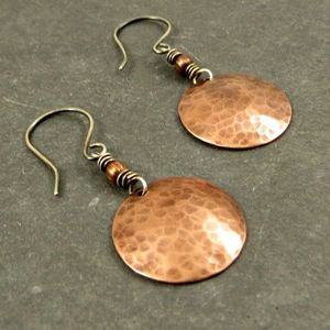 Boucles d'oreilles en cuivre à motif tribal oxydé avec des détails floraux fabriqués à la main par des artisans pour des looks traditionnels élégants - Product Image 6