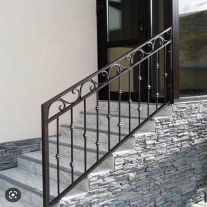 Rampe d'escalier élégante en fer forgé avec main courante robuste et éléments forgés sur mesure pour les applications intérieures haut de gamme - Product Image 4